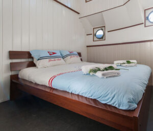 houseboat Saturnus Amsterdam